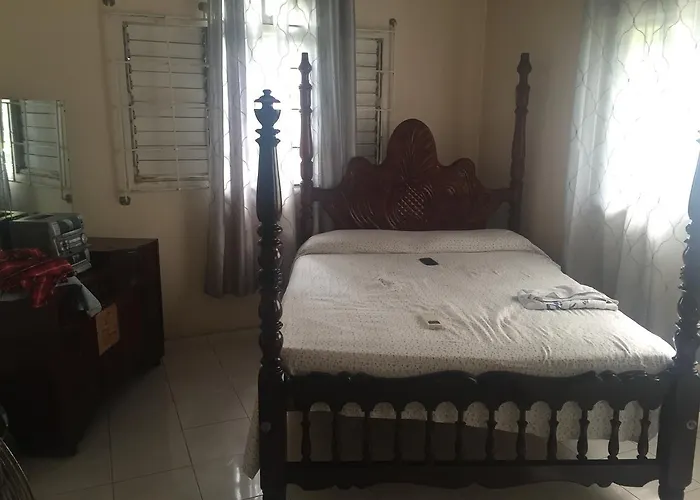 Paradise By The Airport Bed and breakfast *