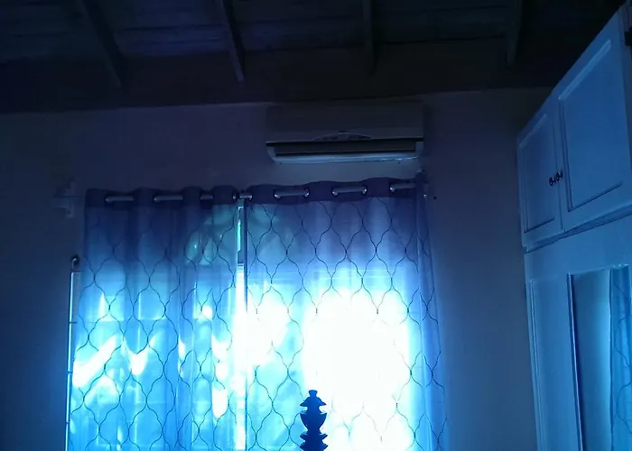 Paradise By The Airport Bed and breakfast *